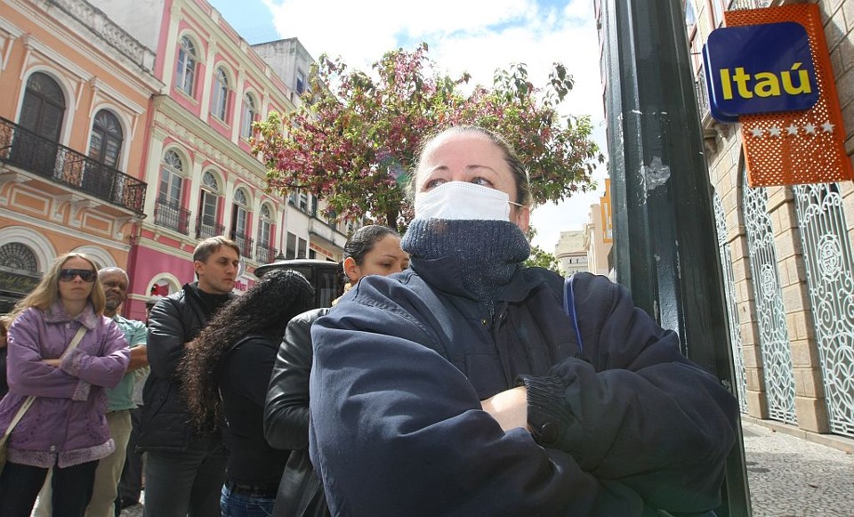 Fila em frente de banco do Centro de Curitiba: decisão que limita número de clientes em agência vale até a próxima segunda-feira | Jonathan Campos/ Gazeta do Povo