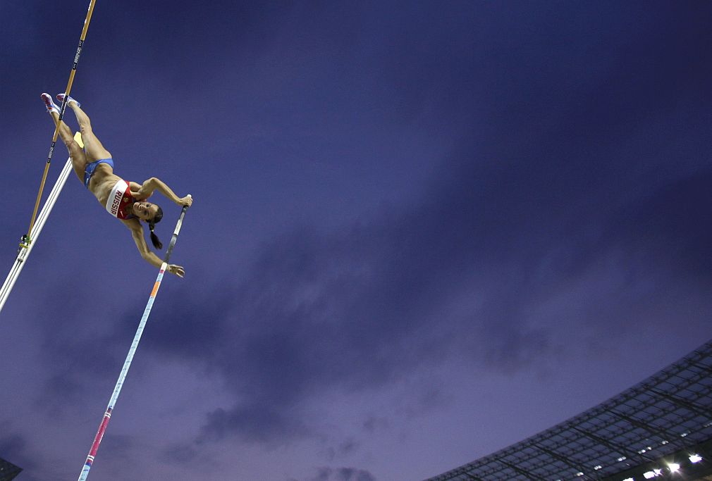 A terceira tentativa de Isinbayeva superar o sarrafo acabou em surpresa geral e choro: Talvez esteja dando mais atenção à minha vida privada | Kai Pffaffenbach/Reuters