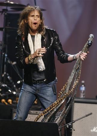 Fratura no ombro de Steven Tyler faz com que Aerosmith cancele turnê nos EUA |