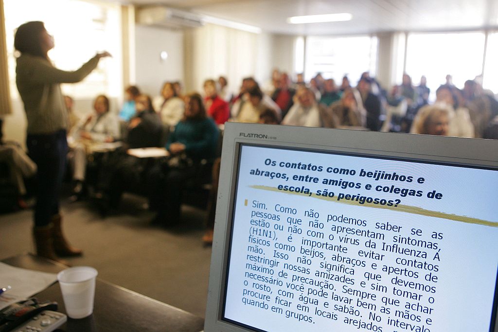 Reunião de chefes de núcleo ontem, em Curitiba:  responsáveis pelas regionais levarão orientações sobre prevenção para diretores, que terão a obrigação de repassar cuidados a todos os profissionais | Daniel Castellano/ Gazeta do Povo