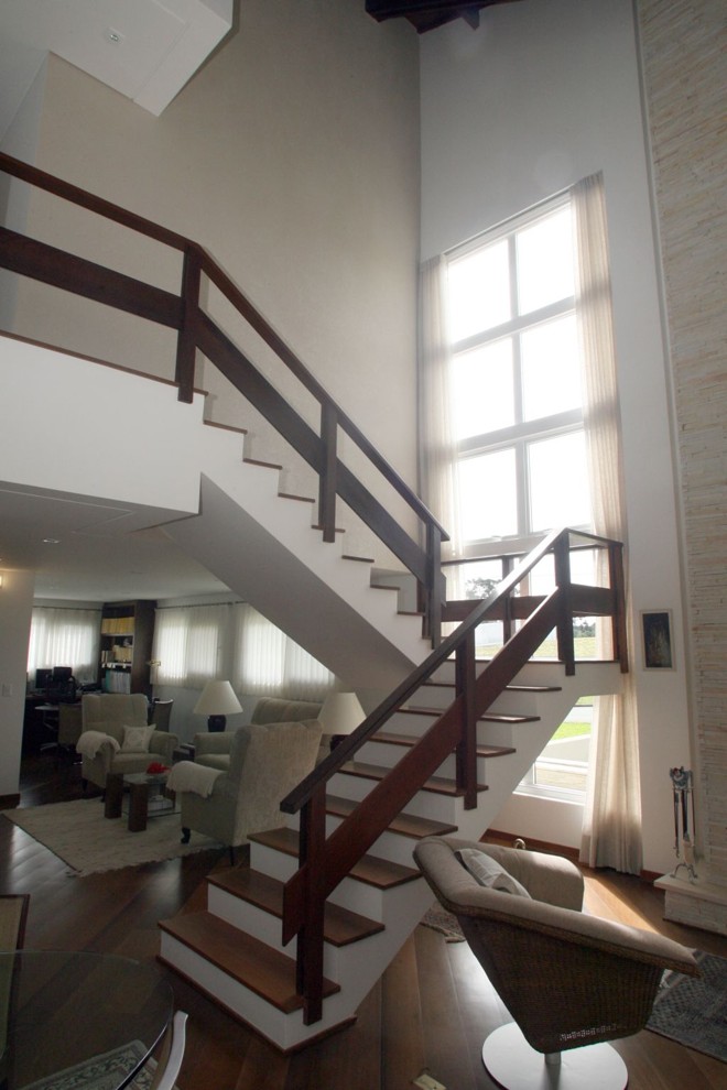 Na área interna, a madeira predomina |