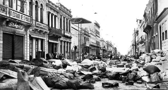 Rua Quinze de Novembro: Em 1912 violento incêndio destruiu a sede do Clube Cassino Curitibano e como Curitiba ainda não possuía bombeiros, já que o corpo de voluntários formado por elementos da colônia alemã havia se dissolvido, os moradores e comerciantes da região na tentativa de salvar seus pertences os arrojaram ao meio da rua. O Corpo de Bombeiros foi criado pouco tempo depois pelo presidente do estado, Carlos Cavalcanti de Albuquerque. | 