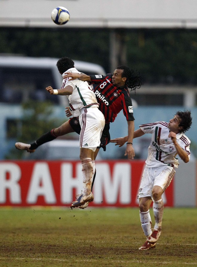 Gramado enlameado do Estádio do Café dificultou o jogo rasteiro |