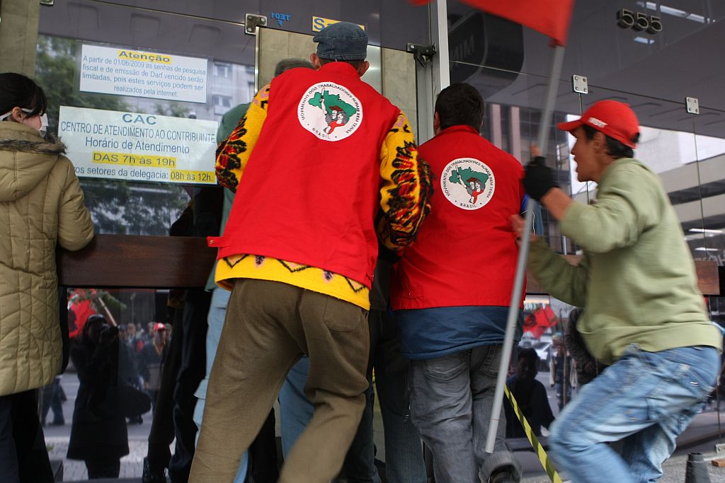 Sem-terra forçam a entrada no prédio do Ministério da Fazenda em Curitiba: invasão não atrapalhou atendimento | Aniele Nascimento/ Gazeta do Povo