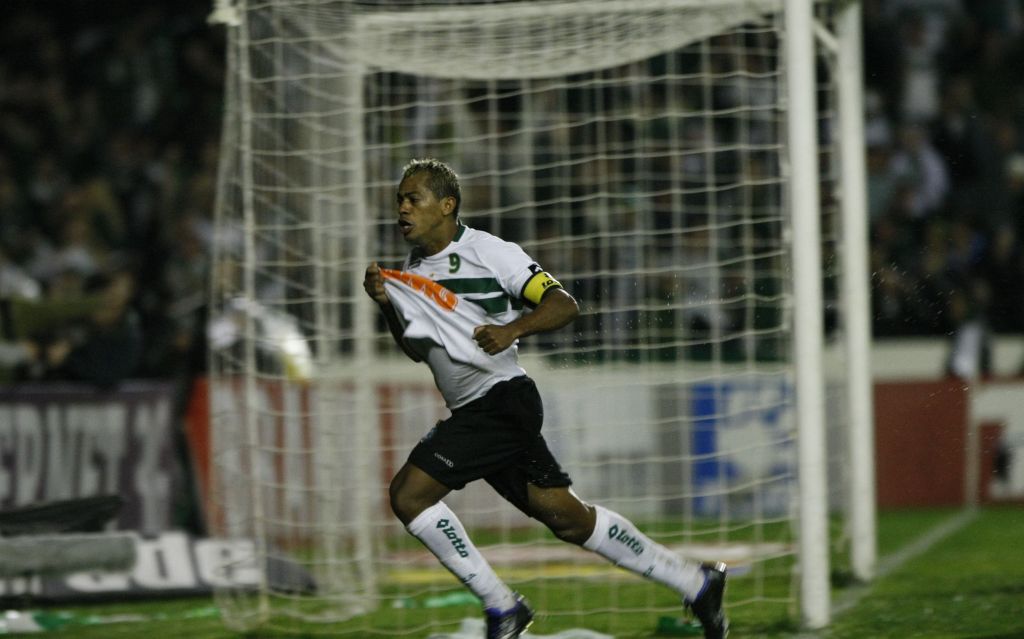 Marcelinho Paraíba comemora o gol da vitória coxa-branca sobre o Palmeiras, quarta-feira, o décimo dele no Brasileiro | Antonio Costa/ Gazeta do Povo