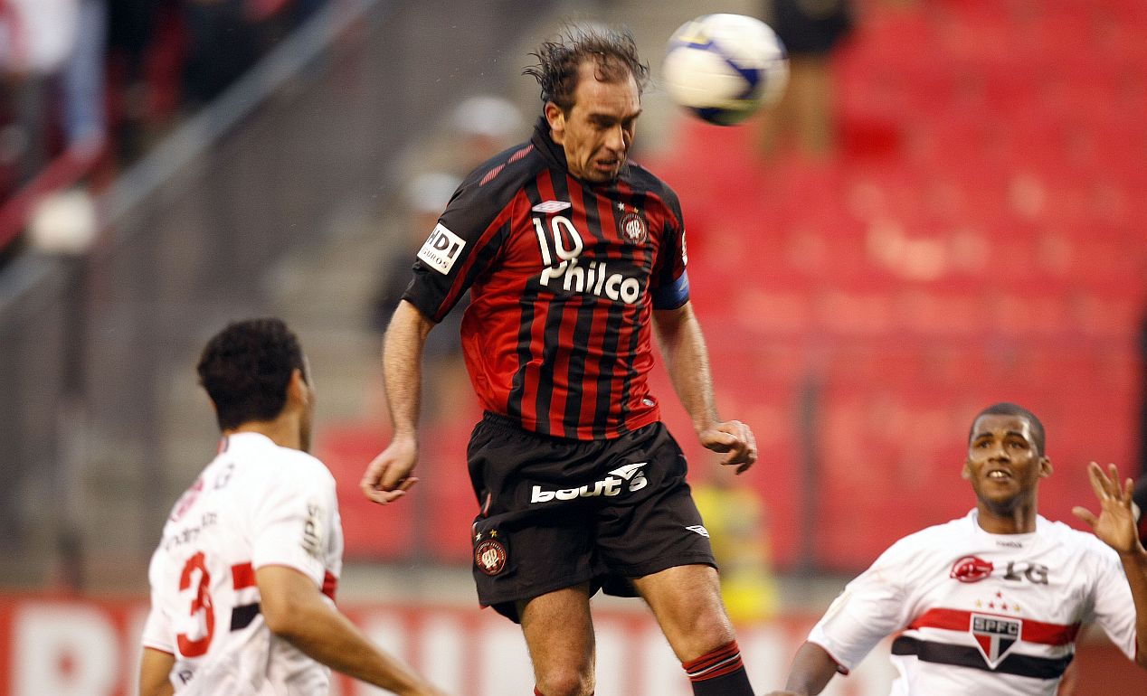 Paulo Baier sobe para anotar o gol do Atlético contra o São Paulo | Valterci Santos / Gazeta do Povo