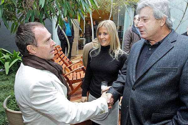 O dono da Artefacto, Albino Bacchi Jr. (à dir.), e sua mulher, Diva Vecchi, cumprimentam o arquiteto Ivan Wodzinsky no coquetel de abertura da 8ª Mostra Artefacto/Aymoré Financiamentos, realizado sábado. Bacchi elogiou muito o jardim externo criado por Wodzinsky, em parceria com o paisagista Wolf Schlogel, anexo ao seu living | Naideron Jr.