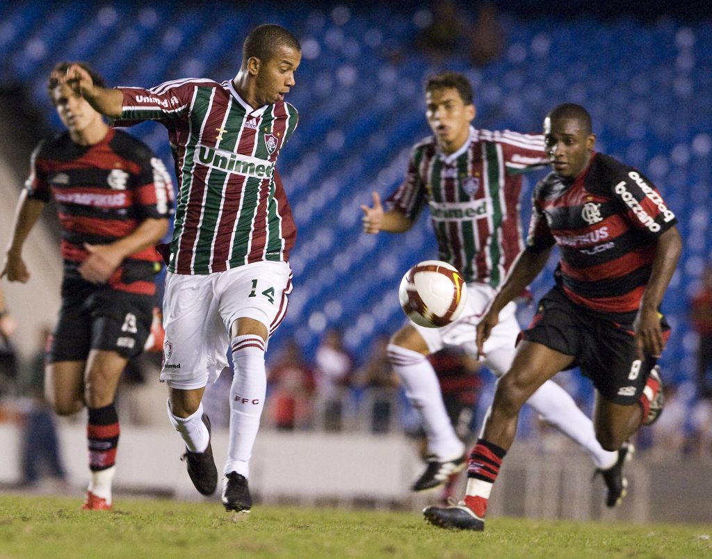 O flamenguista William (dir.) é marcado de perto por Mariano do Fluminense: empate com sabor amargo pelo volume de jogo do time rubro-negro | Antonio Scorza / AFP Photo