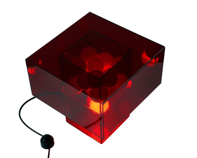 A mesa de centro Sagu, da Bianca Barbato, tem bolas de festa infantil no interior da base e funciona como luminária. R$ 1.296 | 