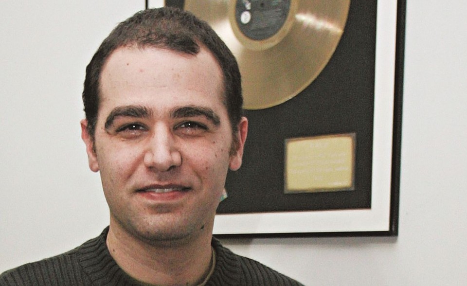 Rubem Cabrera tem 500 discos de vinil em sua casa. Na parede, um disco de platina que correspondia, na década de 1980 (nos tempos do Trem da Alegria), a 250 mil cópias vendidas | 