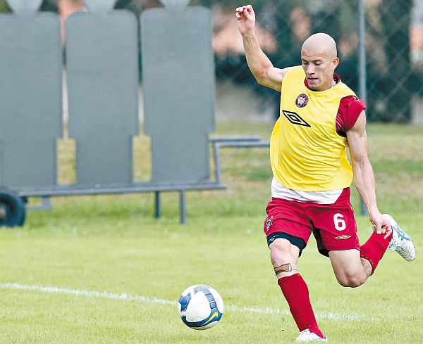 Ponto de desequilíbrio do Furacão no começo do Campeonato Brasileiro, zaga ganhou estabilidade com Nei jogando como líbero | Rodolfo Bührer/ Gazeta do Povo