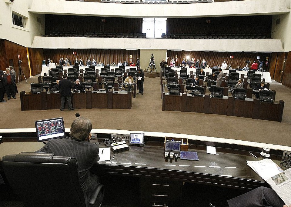 O presidente da Assembleia, Nelson Justus, abre sessão com poucos deputados em plenário: portal não terá lista de presença dos parlamentares | Rodolfo Bhürer/Gazeta do Povo