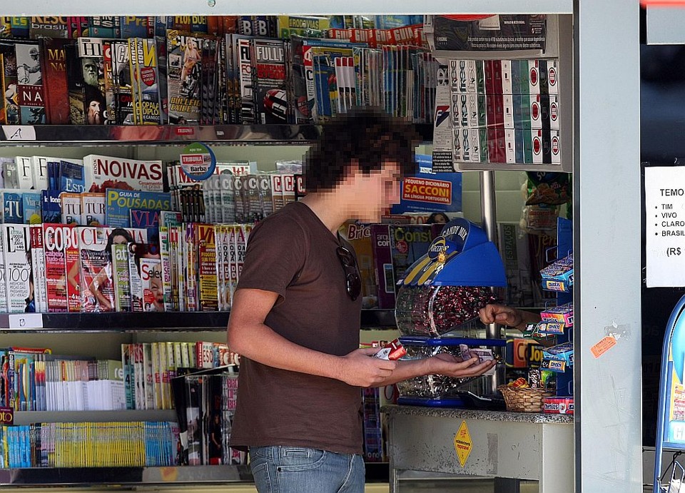 Adolescente de 16 anos tenta comprar cigarros em sete estabelecimentos comerciais de Curitiba e consegue adquirir o produto tranquilamente em todos os locais visitados | Albari Rosa/Gazeta do Povo