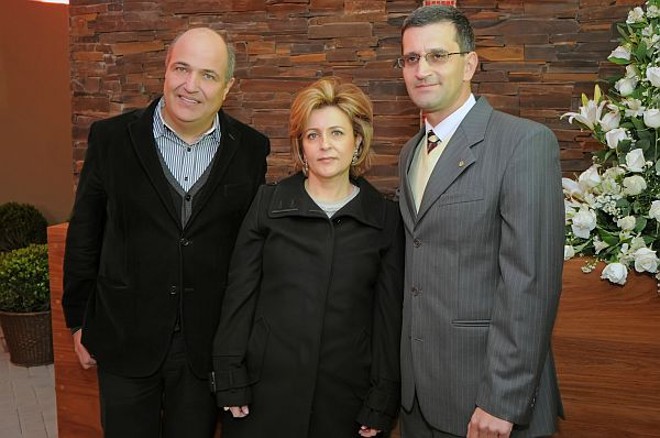 O arquiteto Jayme Bernardo (à esq.), a presidente da Associação de Decoração Ponto de Apoio, Marinice Mattos Leão Bettega, e o presidente do Conselho de Administração do Hospital Erasto Gaertner, o oncologista Luiz Antônio Negrão Dias, foram os anfitriões da inauguração da nova capela ecumênica do hospital. O evento, na manhã de ontem, reuniu dezenas de convidados | 