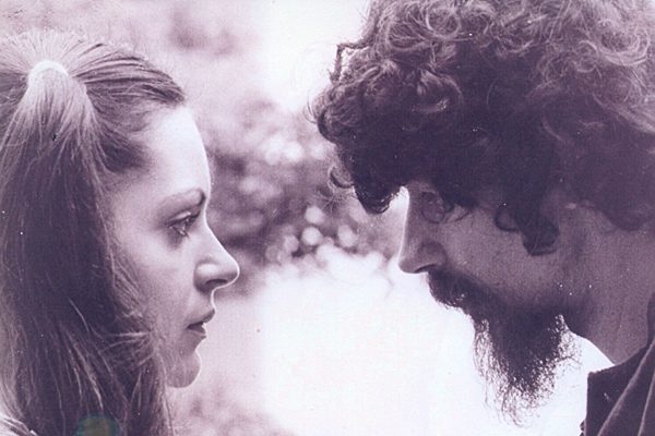 Gloria e Raul, no início do namoro, em 1974 | Arquivo pessoal