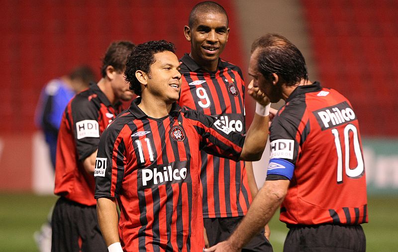 Autores dos gols da vitória contra o Barueri, Marcinho (11) e Paulo Baier (10) celebram com os companheiros: Furacão venceu a quarta partida consecutiva no Brasileirão | Pedro Serápio / Gazeta do Povo