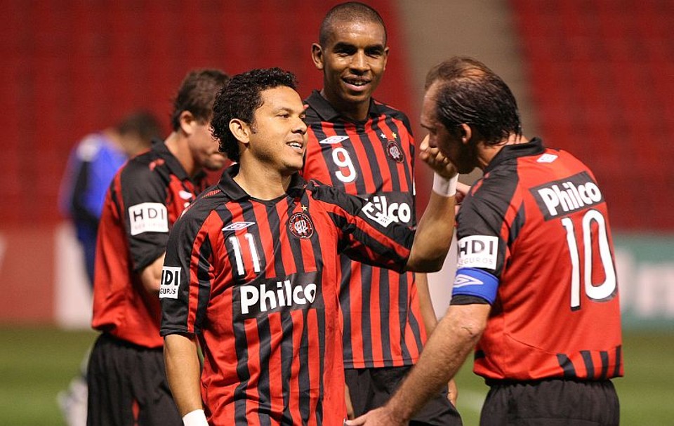 Autores dos gols da vitória contra o Barueri, Marcinho (11) e Paulo Baier (10) celebram com os companheiros: Furacão venceu a quarta partida consecutiva no Brasileirão | Pedro Serápio / Gazeta do Povo