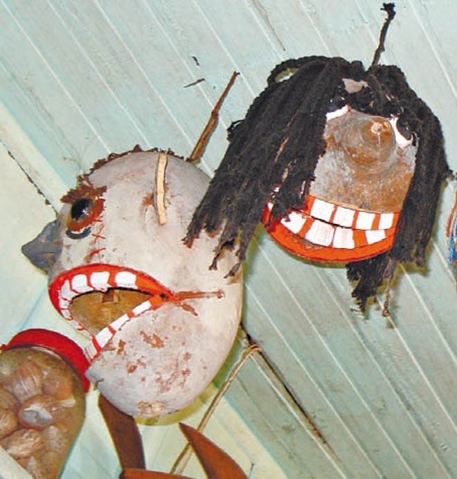 Efeito ilha: Manhattan-Mel- Em Nova York, vitrines da Bergdorf Goodman mostram arte conectada com moda: os reflexos são propositais. É a instalação dialogando com a rua, a cidade, as pessoas. A arte a céu aberto na urbe. Em contraste, mas dialogando com as imagens clicadas na Big Apple, obras do artista popular David, em exposição em um restaurante na Ilha do Mel, litoral do Paraná |