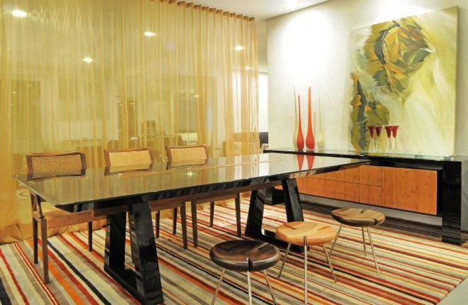 Mesa de jantar Cristina, do designer Pedro Mendes, à venda na Momentum & Design. Com 2,60 m x 1,20 m. Custa R$ 9.500 | 