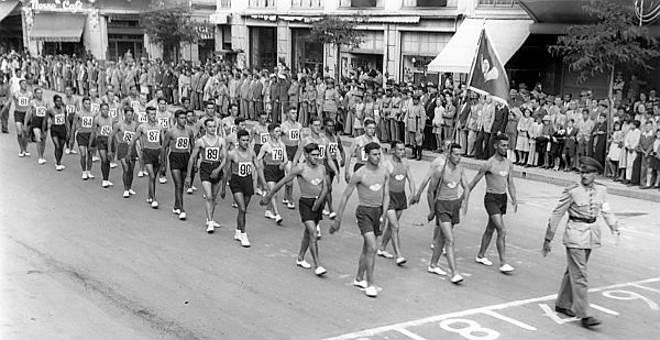Desfile dos atletas do 15º Batalhão de Caçadores na Av. João Pessoa (Luiz Xavier), em 1945 |