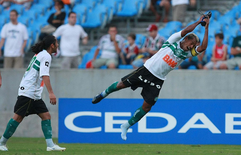 Marcelinho Paraíba comemora de forma inusitada o seu segundo gol no Maracanã, com ponte para pegar chuteira | Marcelo Regua/ Ag. O Dia