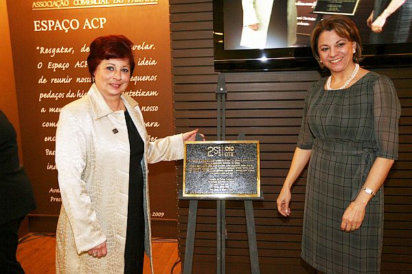 Edda Deiss de Mello e Silva (à esq.) e Avani Slomp Rodrigues foram as anfitriãs do jantar que comemorou os 25 anos do Conselho da Mulher Executiva da Associação Comercial do Paraná nesta quarta-feira no recém-inaugurado Espaço ACP. Edda é a atual coordenadora do CME e Avani ocupou a função de 2004 a 2006, quando assumiu a presidência da ACP | Albari Rosa