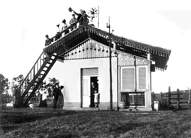 Bairro do Capanema: Em fotografia rara, feita no ano de 1900, vemos a Estação Meteorológica instalada na própria chácara do barão de Capanema e que deu nome ao bairro, nome este que foi substituído pelo de Jardim Botânico há poucos anos passados, provando assim que muitas coisas tradicionais da velha Curitiba não são preservadas. | 