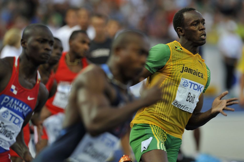 Usaín Bolt na semifinal dos 200 metros rasos em Berlim: no fim da prova, jamaicano diminuiu o ritmo para guardar energias para a final de hoje | John Macdougall/AFP
