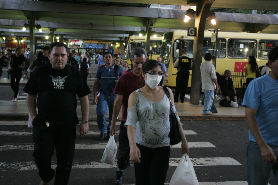 Adesão pequena de empresas não impediu a aglomeração de trabalhadores no Terminal Urbano. Esse era um dos objetivos da flexibilização do horário | Gilberto Abelha / Jornal de Londrina