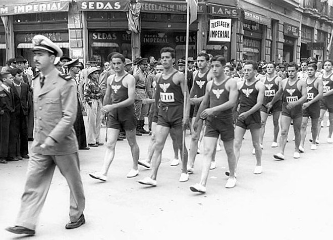 Atletas da Base Aérea desfilando em 1945 |