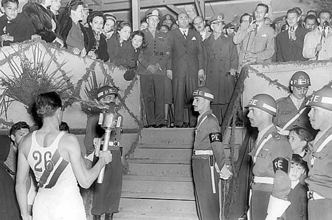 Atleta apresentando o Facho Simbólico às autoridades no Palanque Oficial em 1948 |