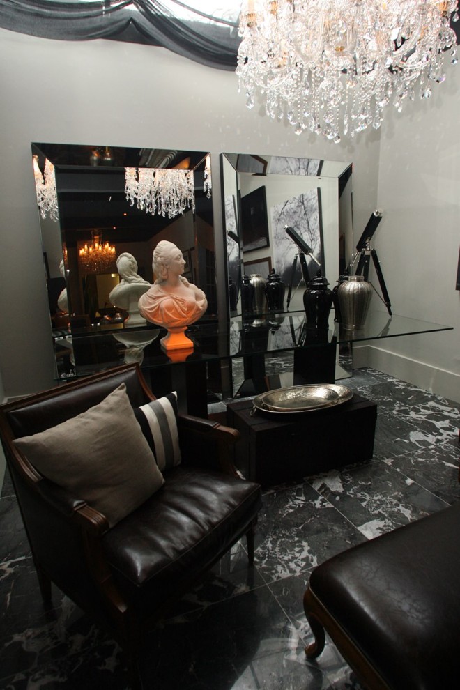 Priscilla Muller, que assina o Lounge, usou cores fortes e muitos espelhos |