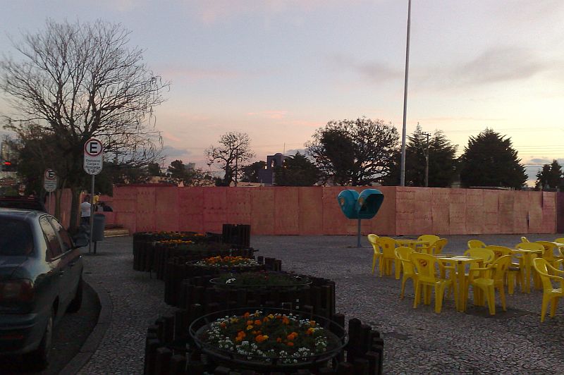 Os tapumes começaram a ser colocados nesta quinta-feira. Pista será fechada por dois meses | Adriano Kotsan - Gazeta do Povo