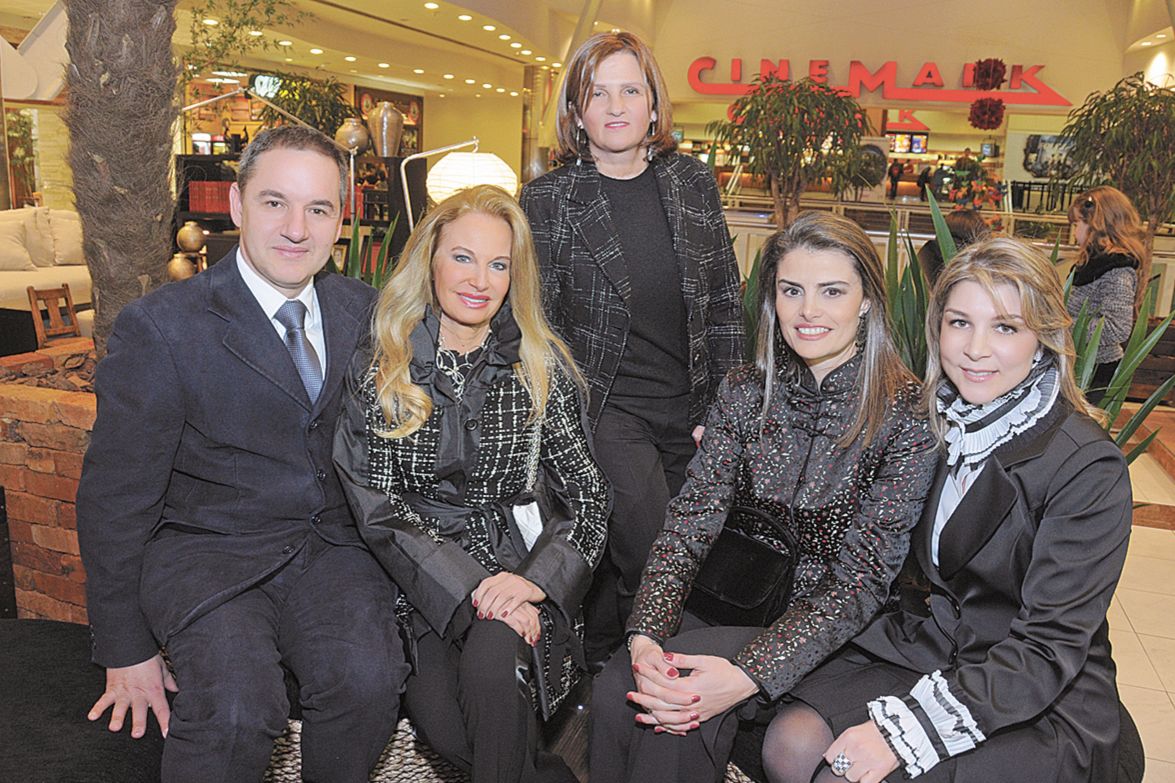 A badalada arquiteta paulista Brunete Fraccaroli (sentada, à esq.) prestigiou o coquetel de abertura da II Mostra Mueller EcoDesign na noite de sexta-feira no Piso Cinemas do Shopping Mueller. Brunete, que veio a convite da designer de interiores Luciana Baggio (última à dir.), sua amiga, foi recebida por Simone Soifer (em pé), diretora comercial do shopping, Adriana Cardoso, coordenadora de marketing, e pelo arquiteto Marcelo Calixto, um dos coordenadores técnicos da mostra | Gerson Lima