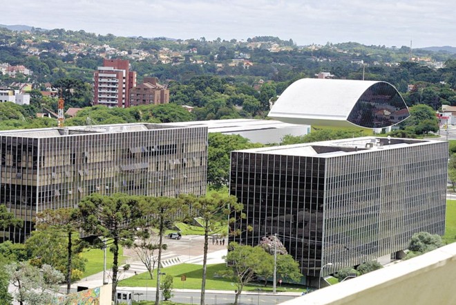 Paisagismo entre prédios doo Centro Cívico foi implantado parcialmente | 