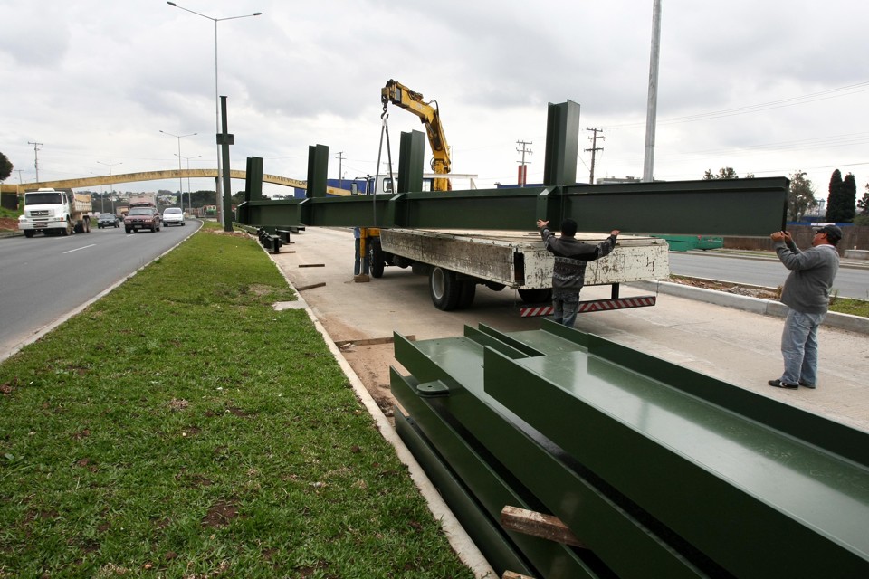 Pilares que sustentarão nova passarela começaram a ser instalados nesta semana | Orlando Kissner/SMCS
