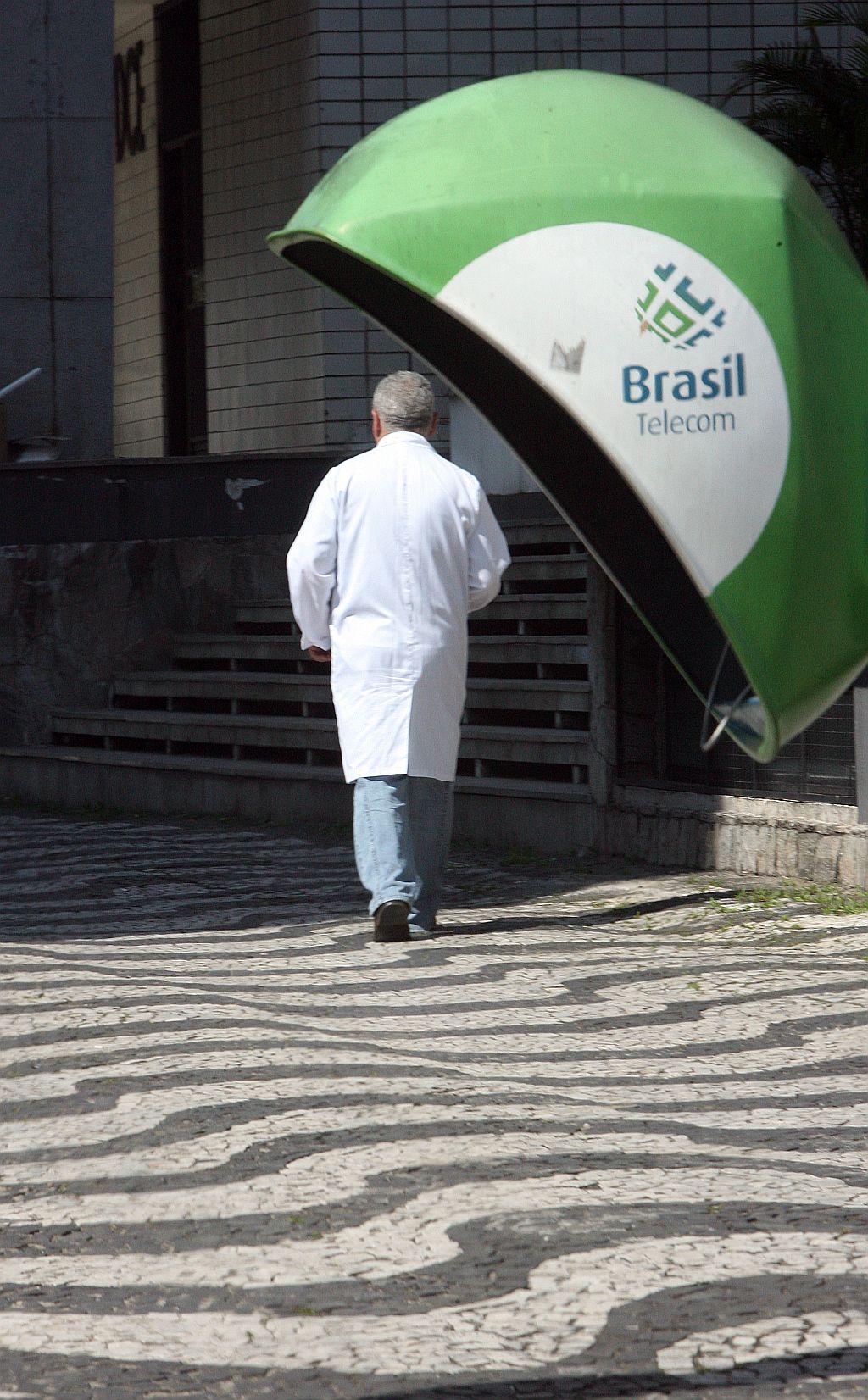 Profissional anda com jaleco pela rua: aumento do risco de contaminação | Daniel Castellano/Gazeta do Povo