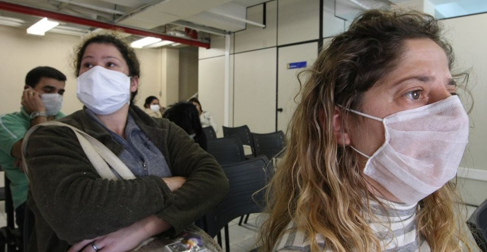 Pacientes esperam atendimento em unidade de saúde de Curitiba: rede municipal atende 750 pacientes com sintomas de gripe por dia. A média anterior era de 250 consultas diárias | Rodolfo Bührer/ Gazeta do Povo