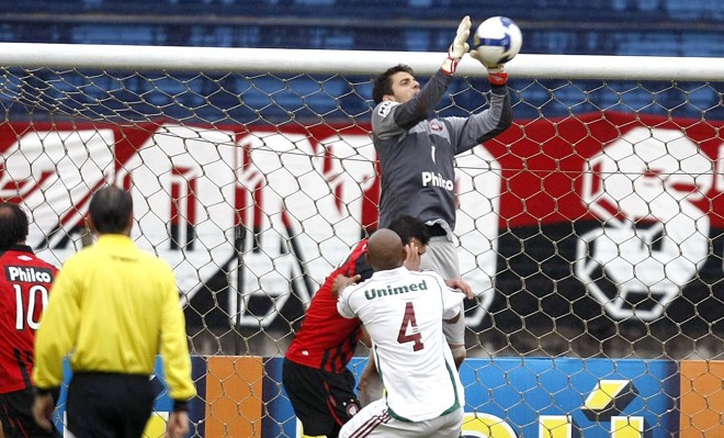 Galatto defende pelo alto: goleiro garantiu o resultado positivo do Furacão |