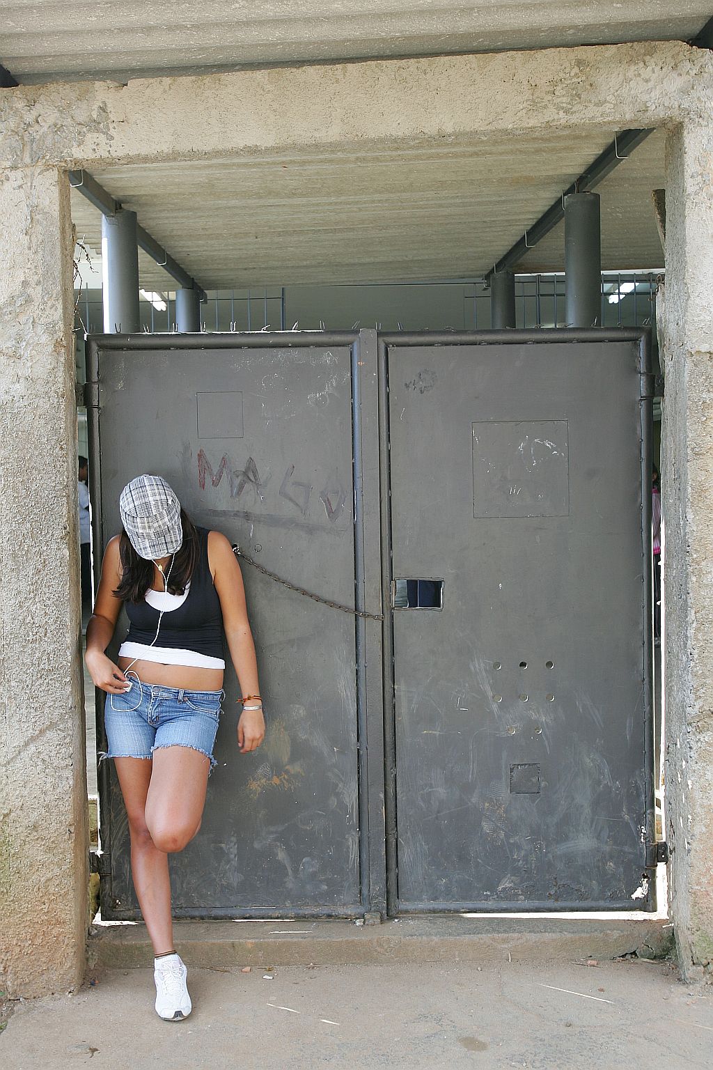 Não tinha uniforme e não me sentia bem por causa disso. Minha mãe não tinha dinheiro para comprar. Juliana, 15 anos, que abandonou a escola no ano passado | Daniel Castellano/ Gazeta do Povo