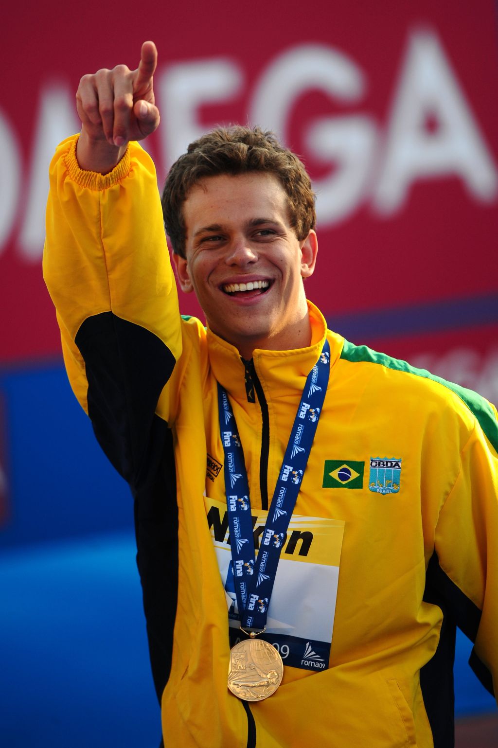César Cielo com a segunda medalha de ouro no Mundial de Roma: comemoração no pódio teve sorrisos e só uma lágrima | Christophe Simon/AFP