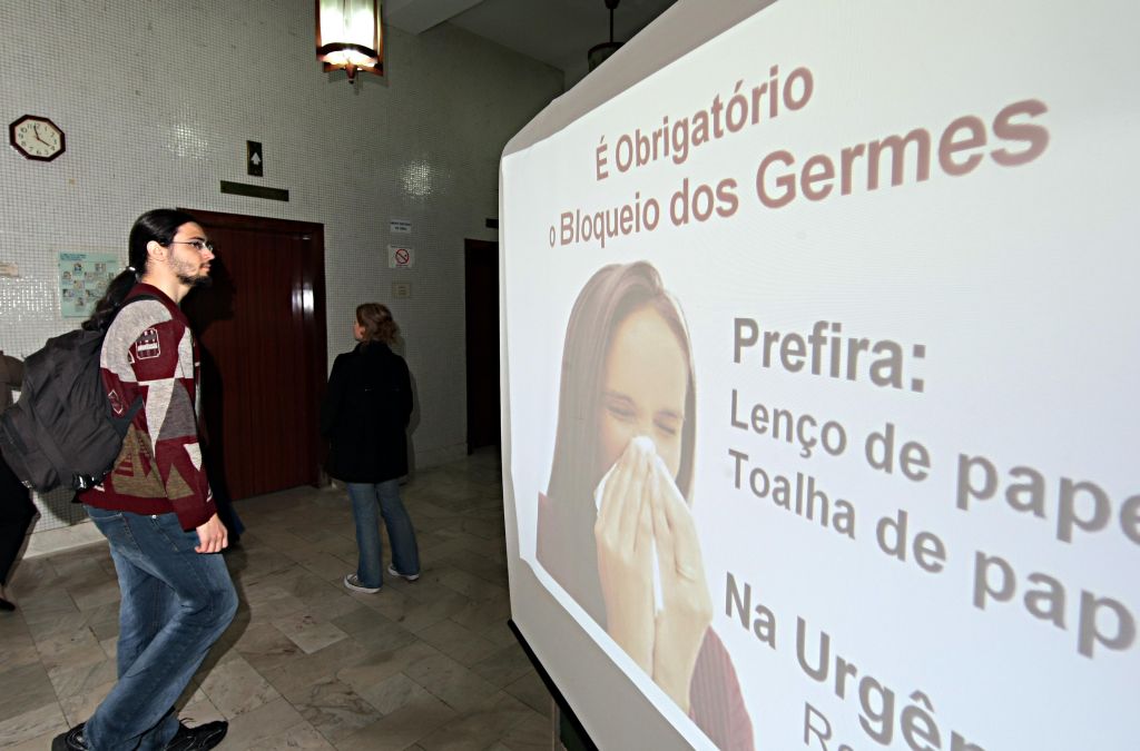 Na entrada de prédio da Reitoria da Universidade Federal do Paraná, alunos recebem informações sobre a nova gripe: instituição colocou 300 dispensadores da álcool gel nos câmpus | Albari Rosa/Gazeta do Povo