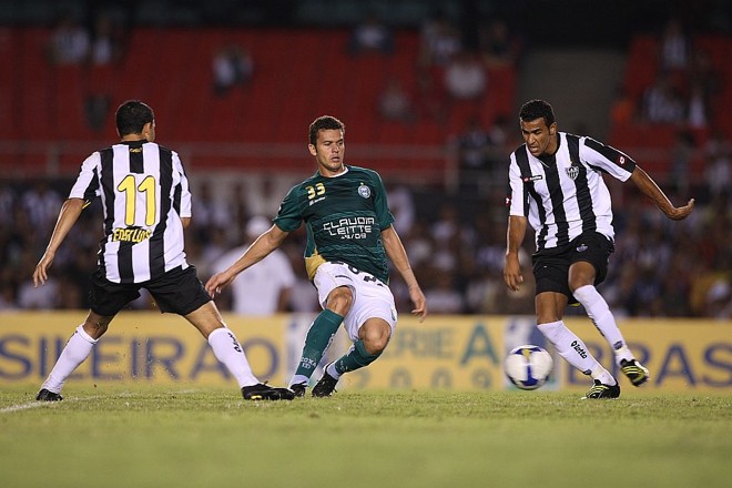 Jaílton passa entre Éder Luís (11) e Serginho: volante teve atuação apenas mediana na derrota coritibana para o Galo no Mineirão | 