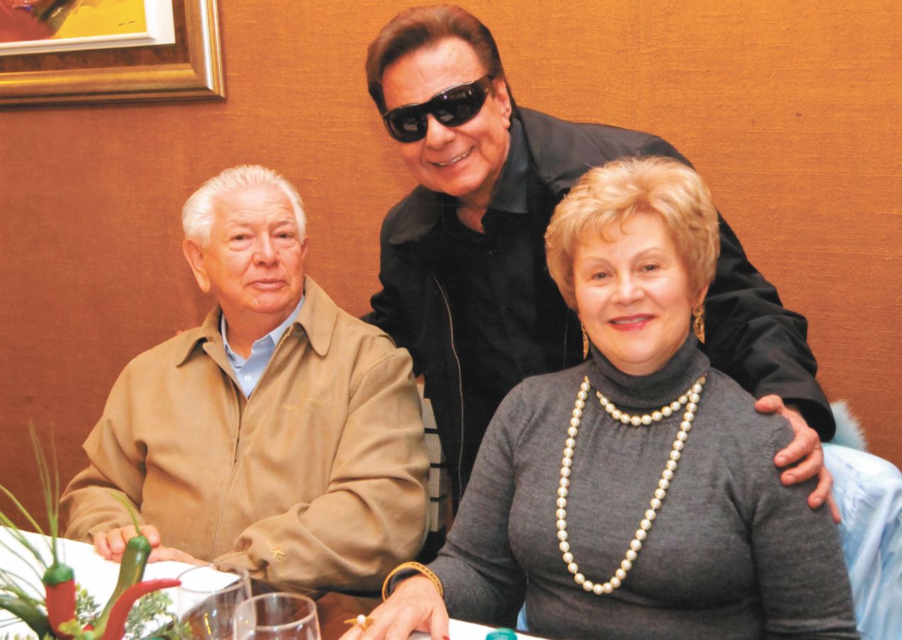 Agnaldo Rayol comemorou 50 anos de carreira em Curitiba, no último domingo. Aqui passou o fim de semana no Mabu Royal e Premium, com atenção de sempre do superintendente Alberto Asseis. Na foto da tradicional feijoada do Mabu, o cantor com Dilmar Abílio e Ligia Maria Archegas |