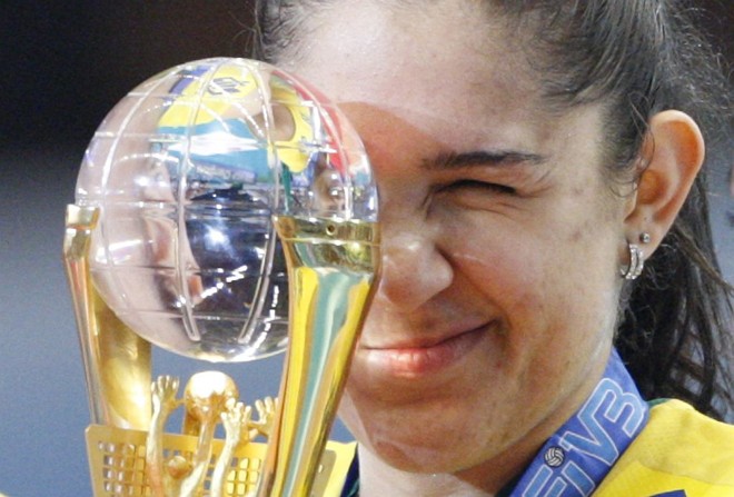 Natália, um dos destaques da equipe, com a taça conquistada pelo Brasil no Japão | 