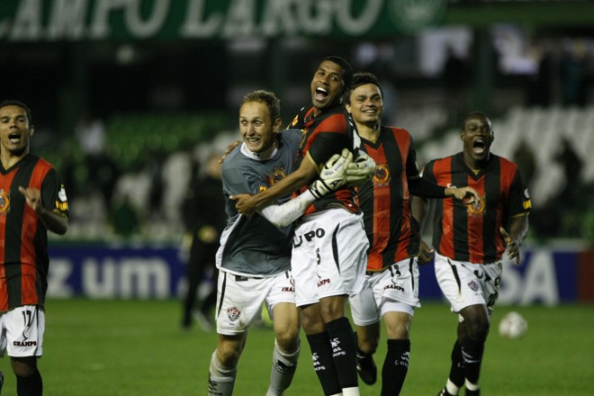 Quando Jeci perdeu sua cobrança de pênalti, jogadores do Vitória explodiram em alegria. Roger selou a classificação da equipe à próxima fase |