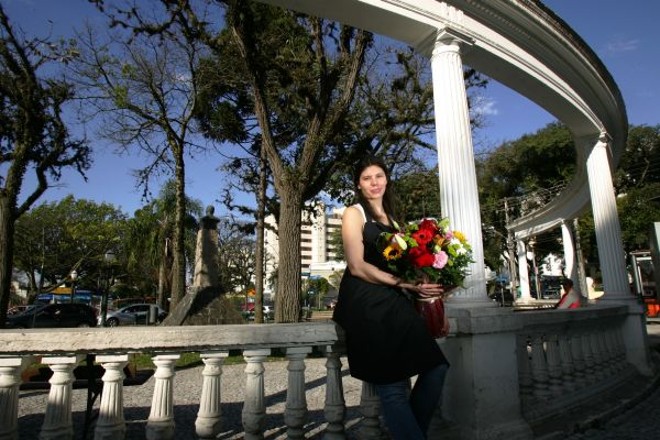 Lilian Frote, responsável pela floricultura, só reclama da sinalização de trânsito em frente à banca: não fica claro para os clientes onde começa e onde termina a área de estacionamento |