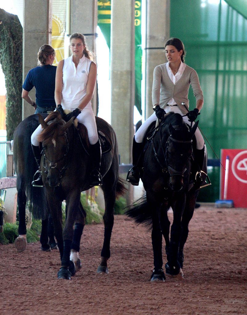 Athina Onassis e a princesa de Mônaco Charlotte Cashiraghi conversavam enquanto aqueciam seus cavalos na pista reformada pela Best Arena durante o Athina Onassis International Horse Show, realizado de sexta a domingo passados no Rio de Janeiro |
