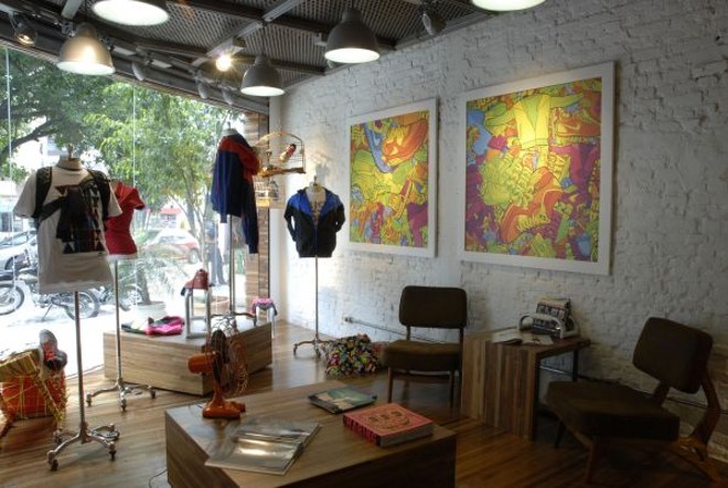 Nike Sportswear Pinheiros, loja ambientada pelo Art Office Design com displays cenográficos, peças esportivas e objetos que relacionam a marca Nike, o tema esporte, a personalização de peças e a cultura brasileira. Ouro na categoria Ambientes |