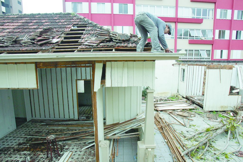 Yukihiro Taguchi: material coletado na demolição de uma casa será transformado em obras de arte | Daniel Castellano/Gazeta do Povo